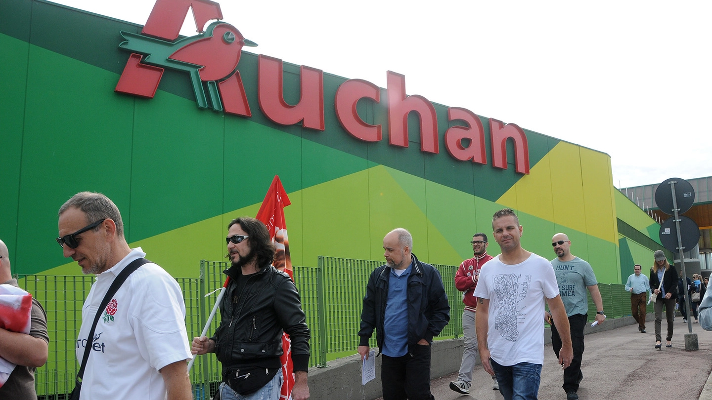 Uno sciopero al supermercato Auchan di Nerviano 