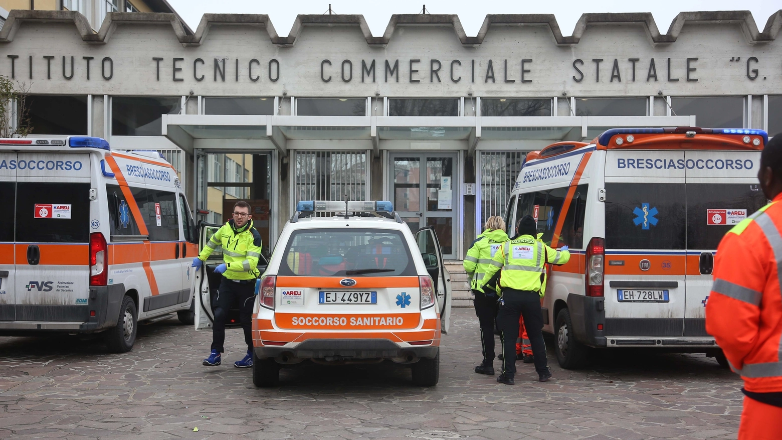 Ambulanze alla scuola Abba Ballini di Brescia