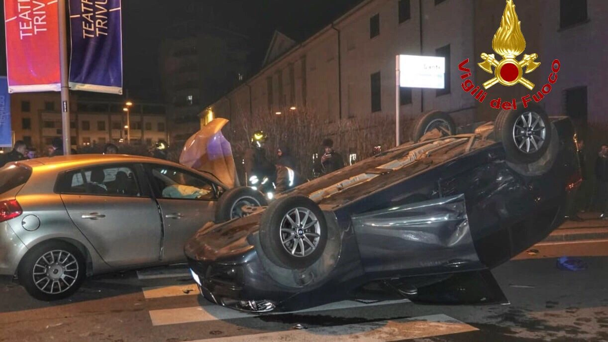 L'auto ribaltata dopo l'incidente a Melzo