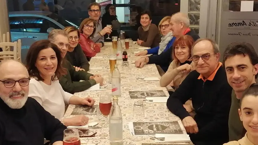 La tavolata dei negozianti del quartiere Cederna nella nuova pizzeria "That's Amore"