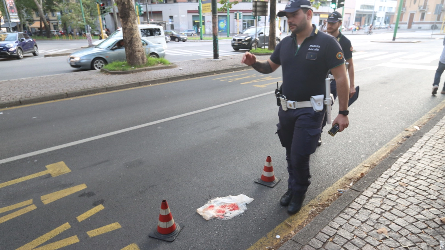 I rilievi della Polizia Locale in viale Jenner dopo l'incidente