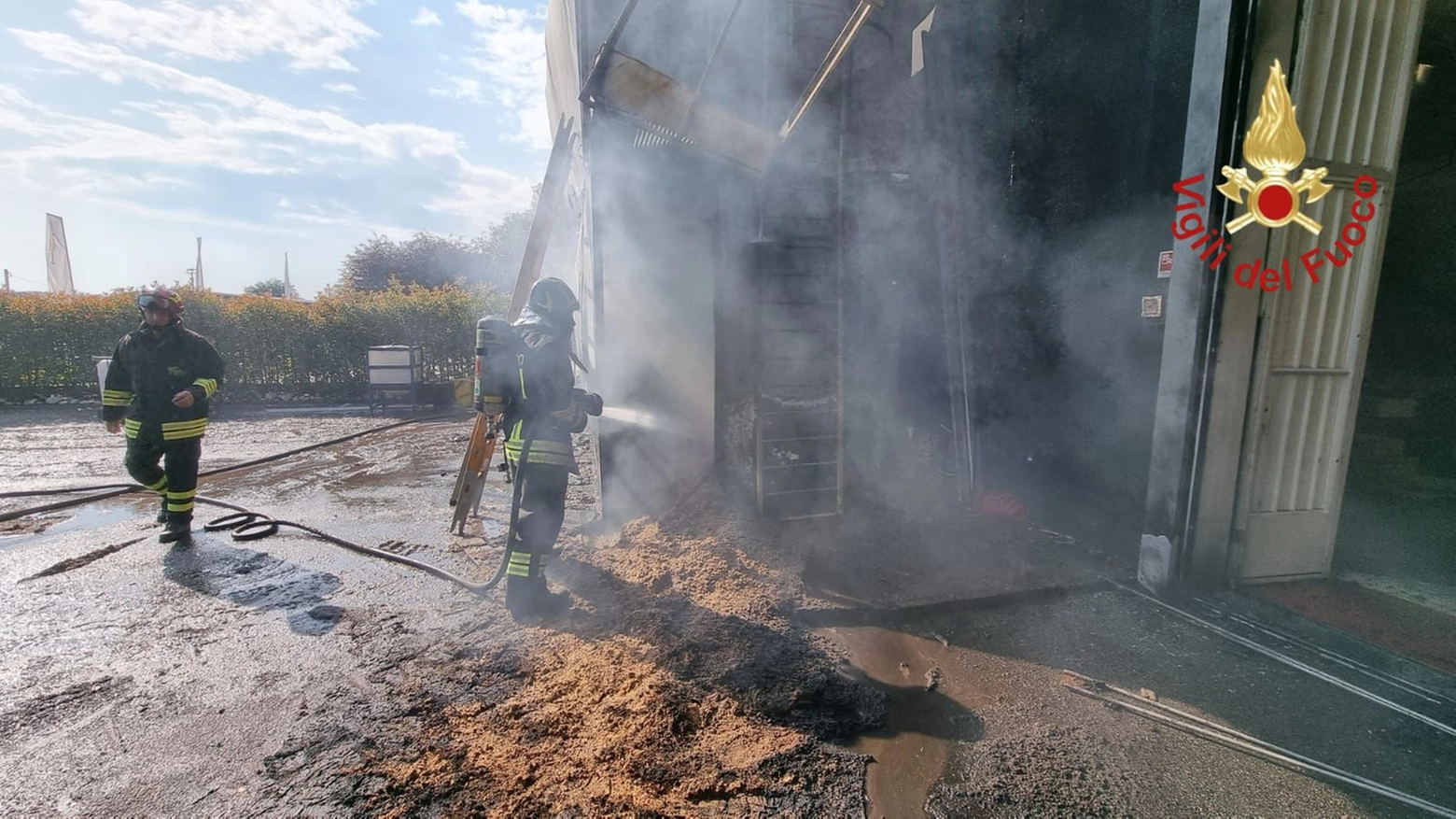 Cantù, il silos avvolto dal fumo