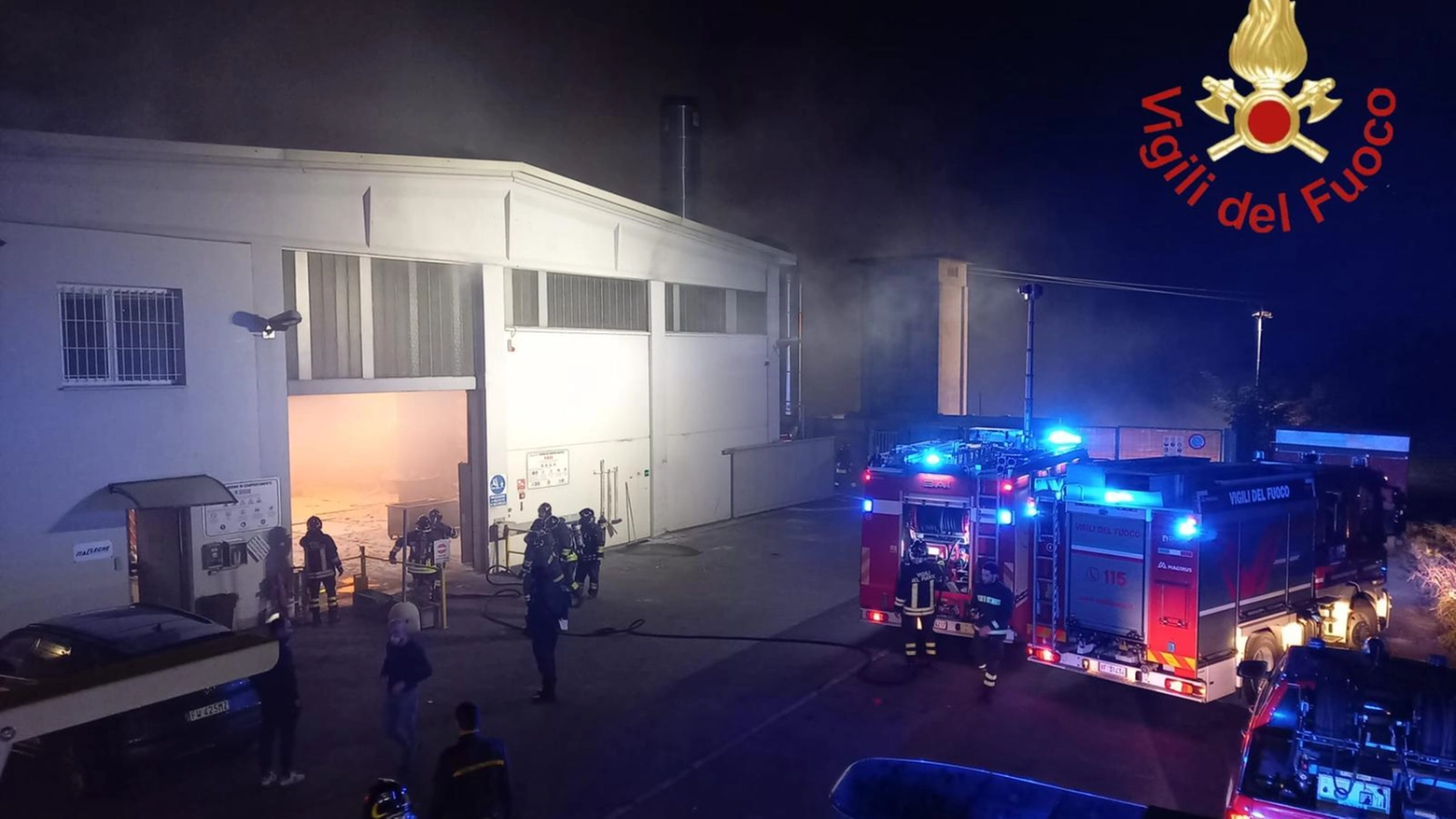 Sono intervenute quattro squadre dei vigili del fuoco Sono intervenute quattro squadre dei vigili del fuoco