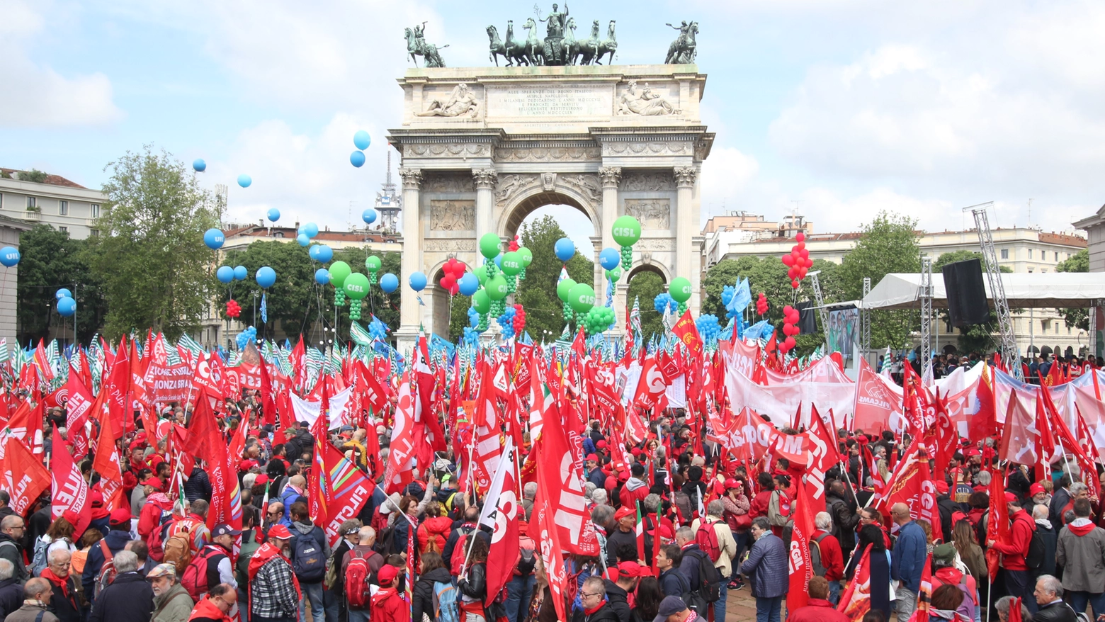 Una manifestazione in difesa del lavoro e contro le scelte del governo su politiche industriali, economiche, sociali e occupazionali. Presenti anche gli studenti e inquilini contro il caro affitti