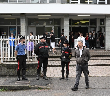 Abbiategrasso, studente accoltella prof: “Ho sentito le urla, poi è scattato l’allarme. Non era un’esercitazione”