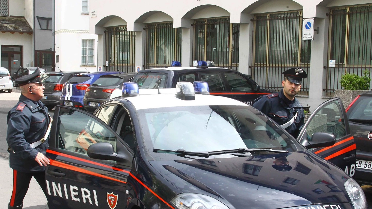Due militari davanti alla caserma dei carabinieri di Tirano