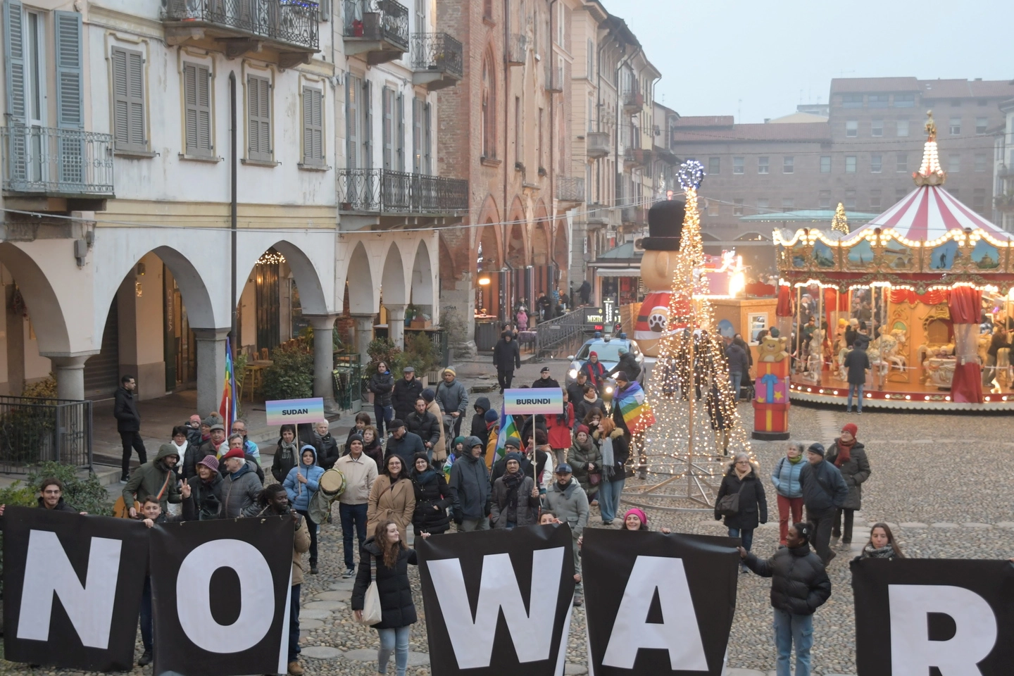 Il corteo per la pace a Pavia