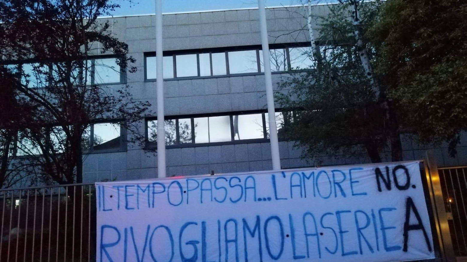 Lo striscione dei tifosi di Villa Cortese