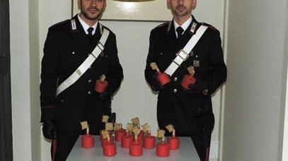 Alcuni dei petardi sequestrati dai carabinieri