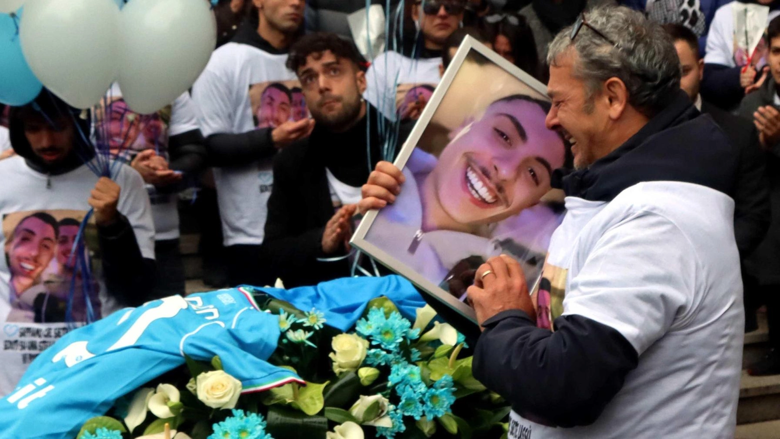 Folla commossa per Benny: "I suoi sogni diventino i nostri"