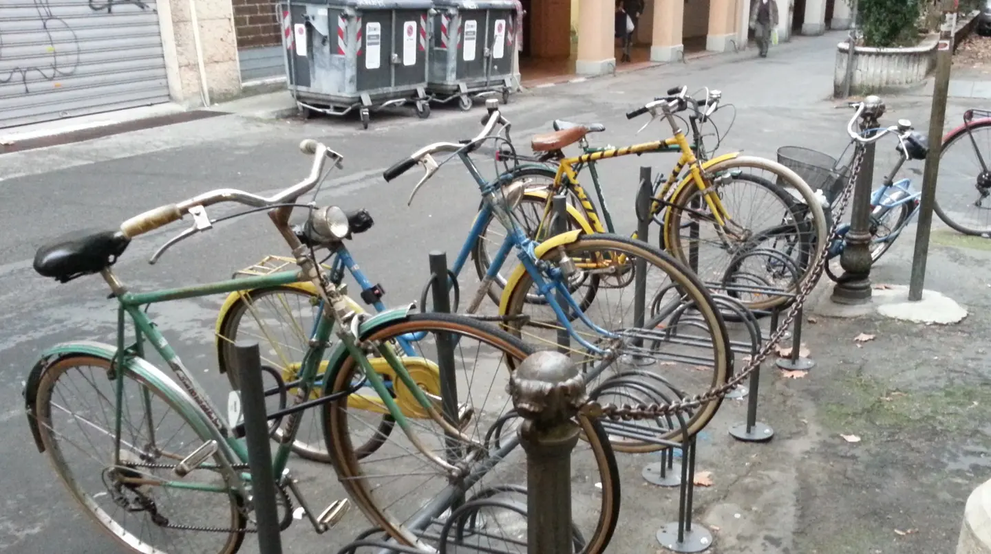 Biciclette abbandonate in strada, bilancio record: in un anno 1.085 rottami