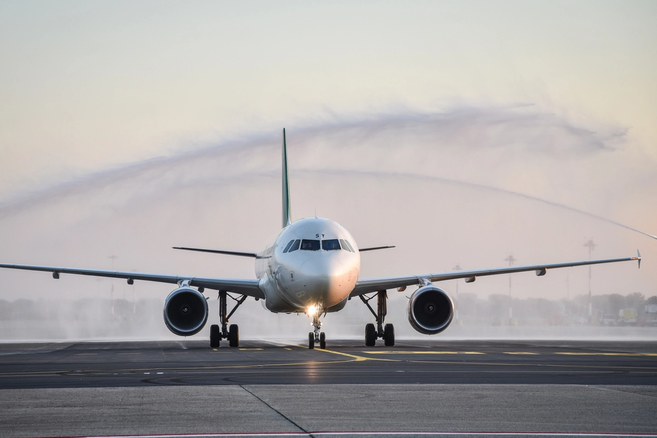 Un aereo sulla pista di Linate