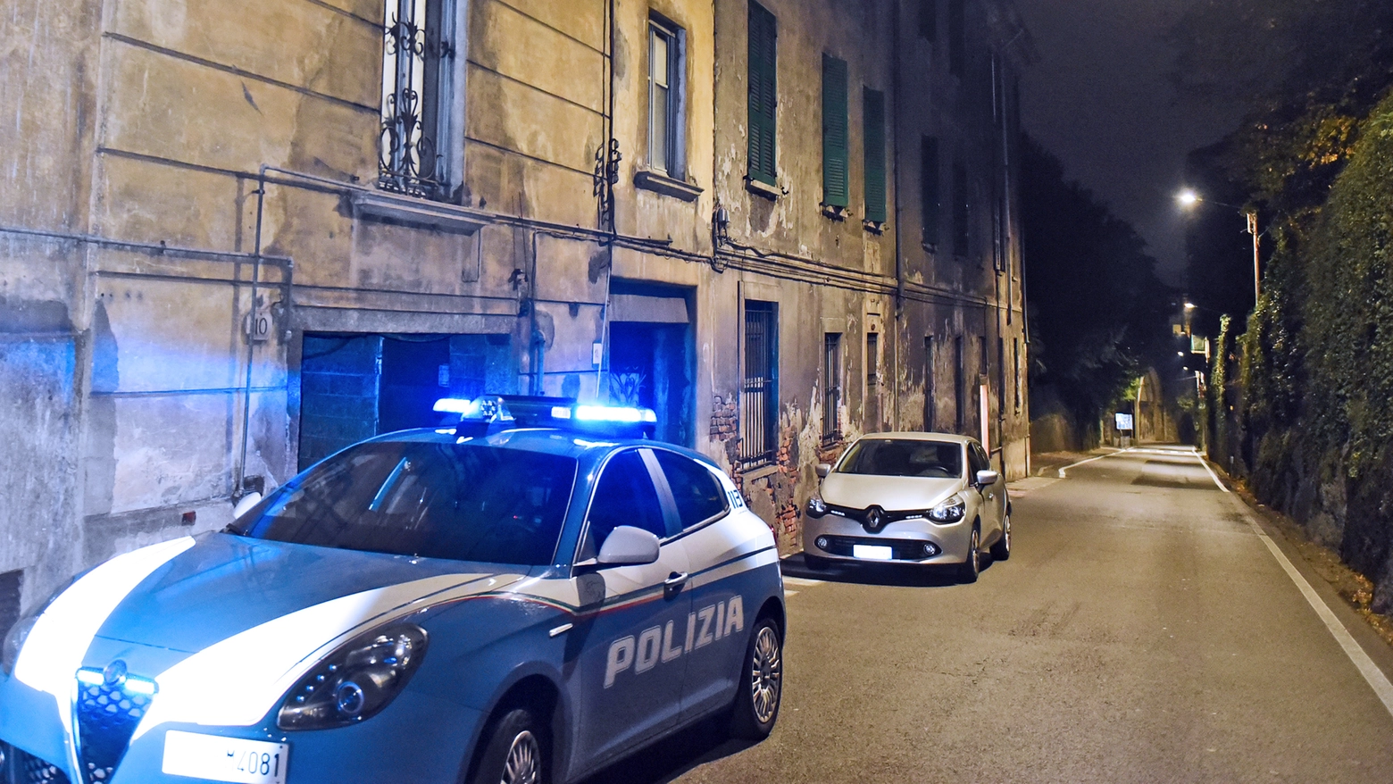 La polizia davanti all'appartamento teatro della sanguinosa aggressione