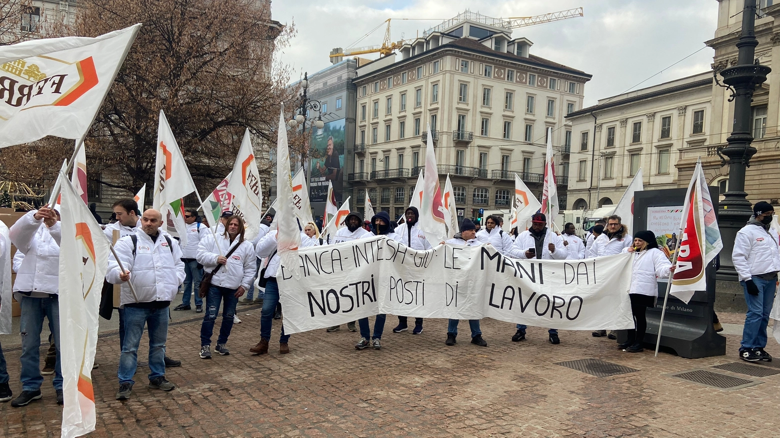 I lavoratori dello stabilimento Vismara di Casatenovo in sciopero