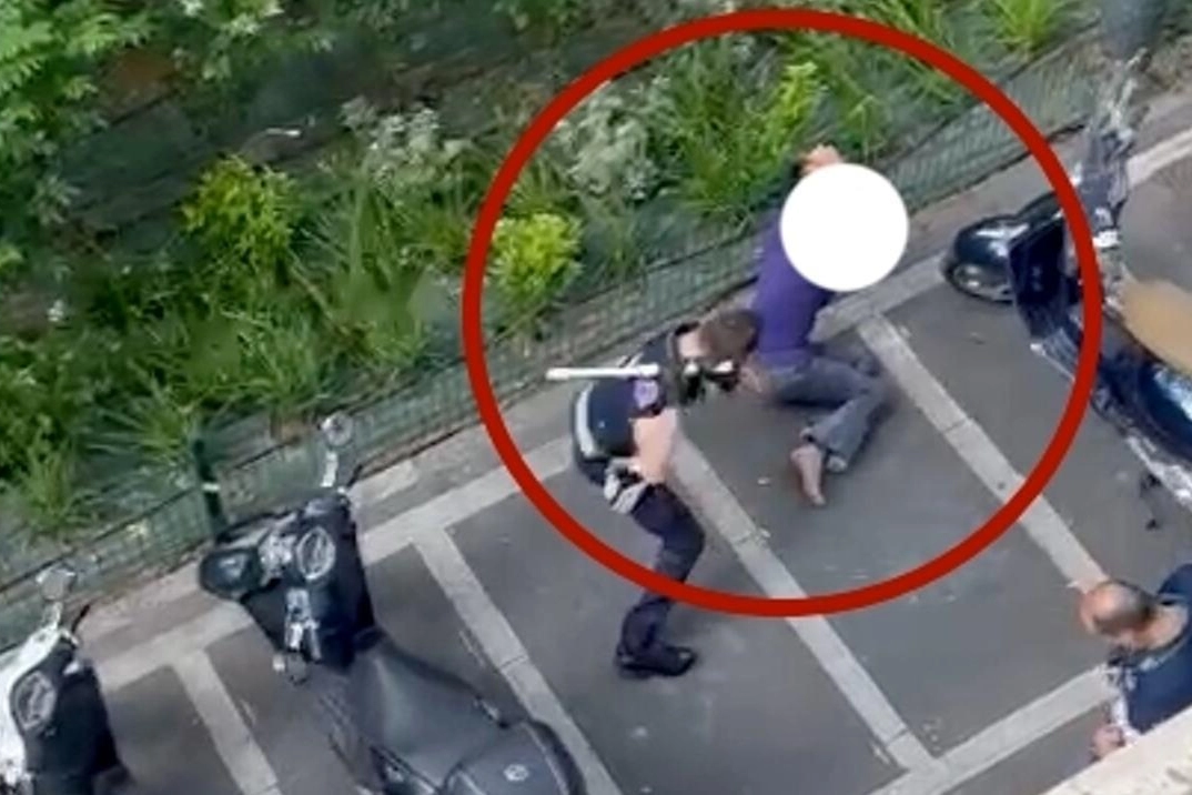 Il frame di uno dei video che ha ripreso il pestaggio