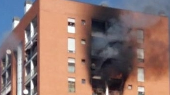 L'incendio nel palazzo di via Cogne (Ansa)