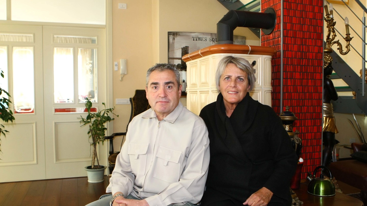 Sergio Lotti, 60 anni, residente ad Ardenno, con la moglie, prima dell’intervento