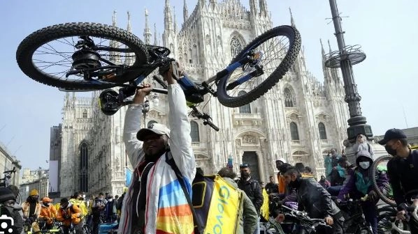 Protesta dei rider in piazza Duomo a Milano