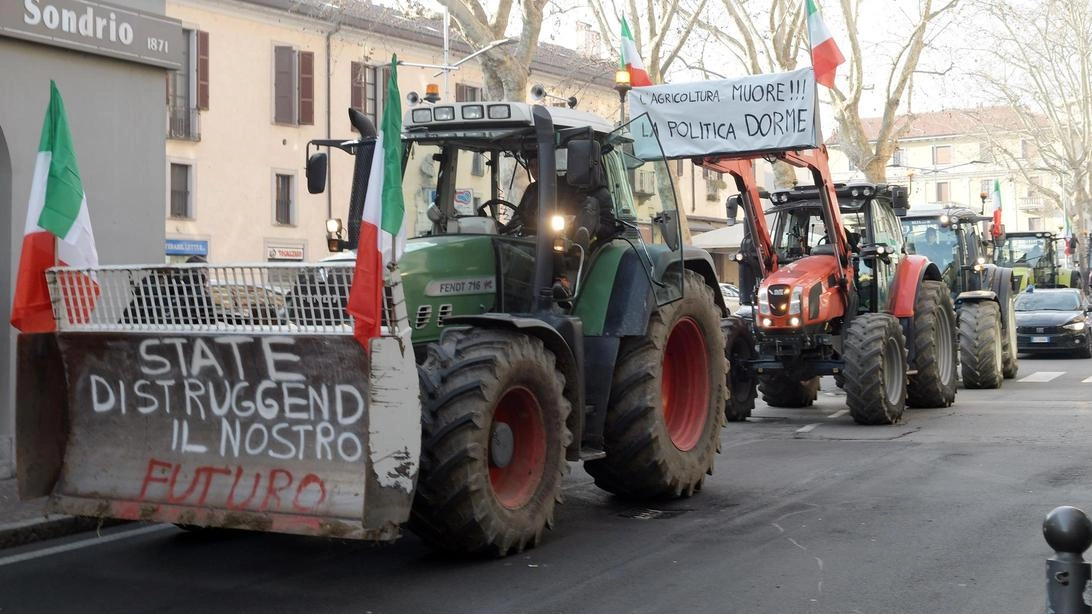 Protesta degli agricoltori. La carovana dei trattori in marcia nel centro città. Caos traffico sulla Binasca