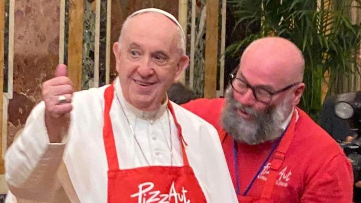 Papa Francesco con Nico Acampora, fondatore del ristorante PizzAut