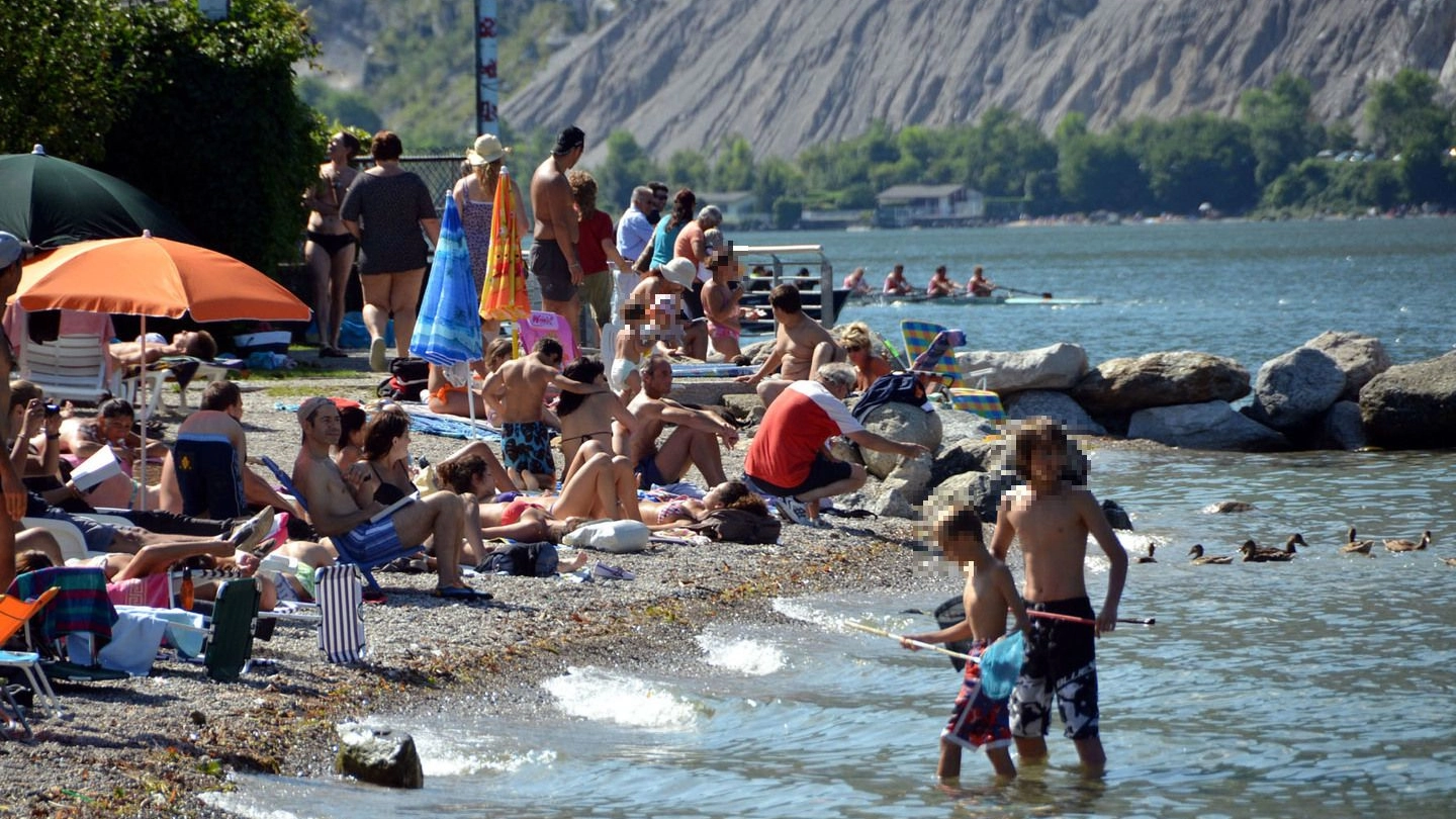 Bagnanti ad Abbadia, sul lago di Lecco