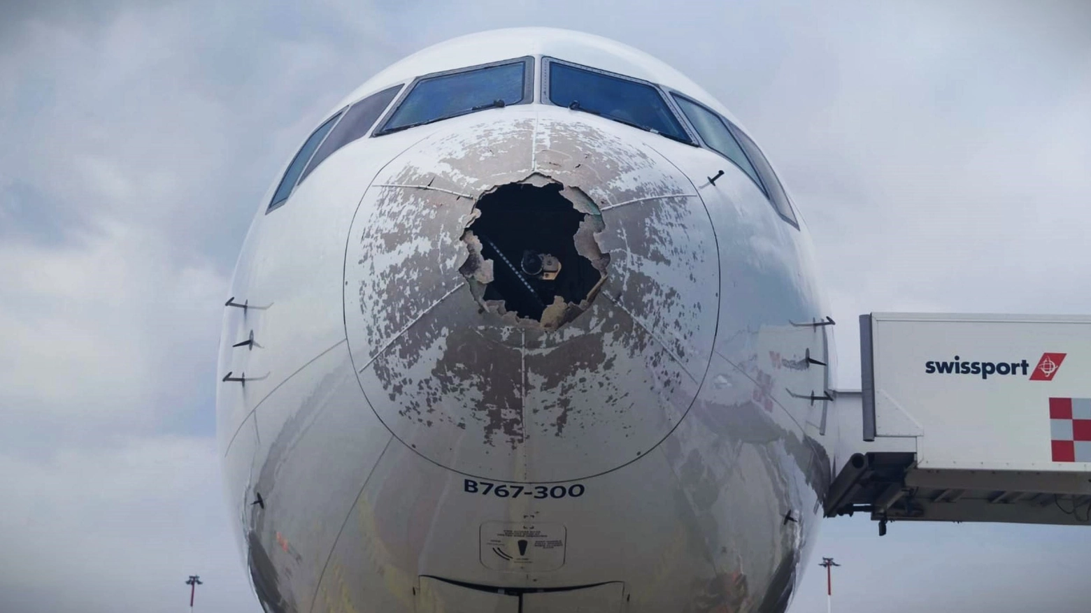 Il muso del volo 185 della Delta Air Lines distrutto dalla grandine a Milano