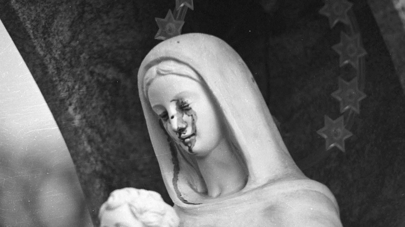 Una statua della Madonna in lacrime