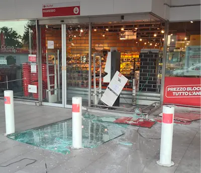 Como, spaccata al Carrefour: sradicata la colonnina del bancomat