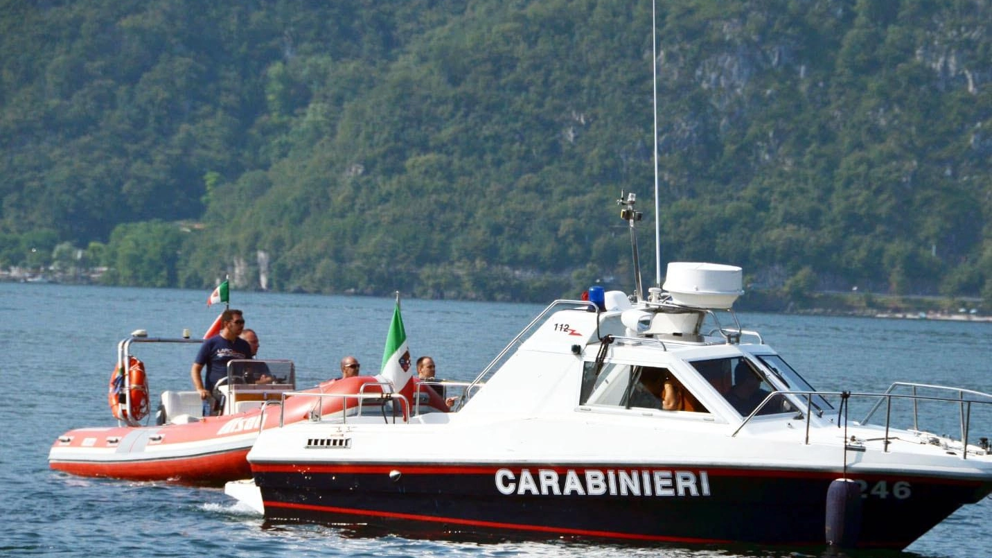 Inghiottito dalle onde del lago Non si trova il pescatore finito in mezzo alla tempesta Inghiottito dalle onde del lago Non si trova il pescatore finito in mezzo alla tempesta