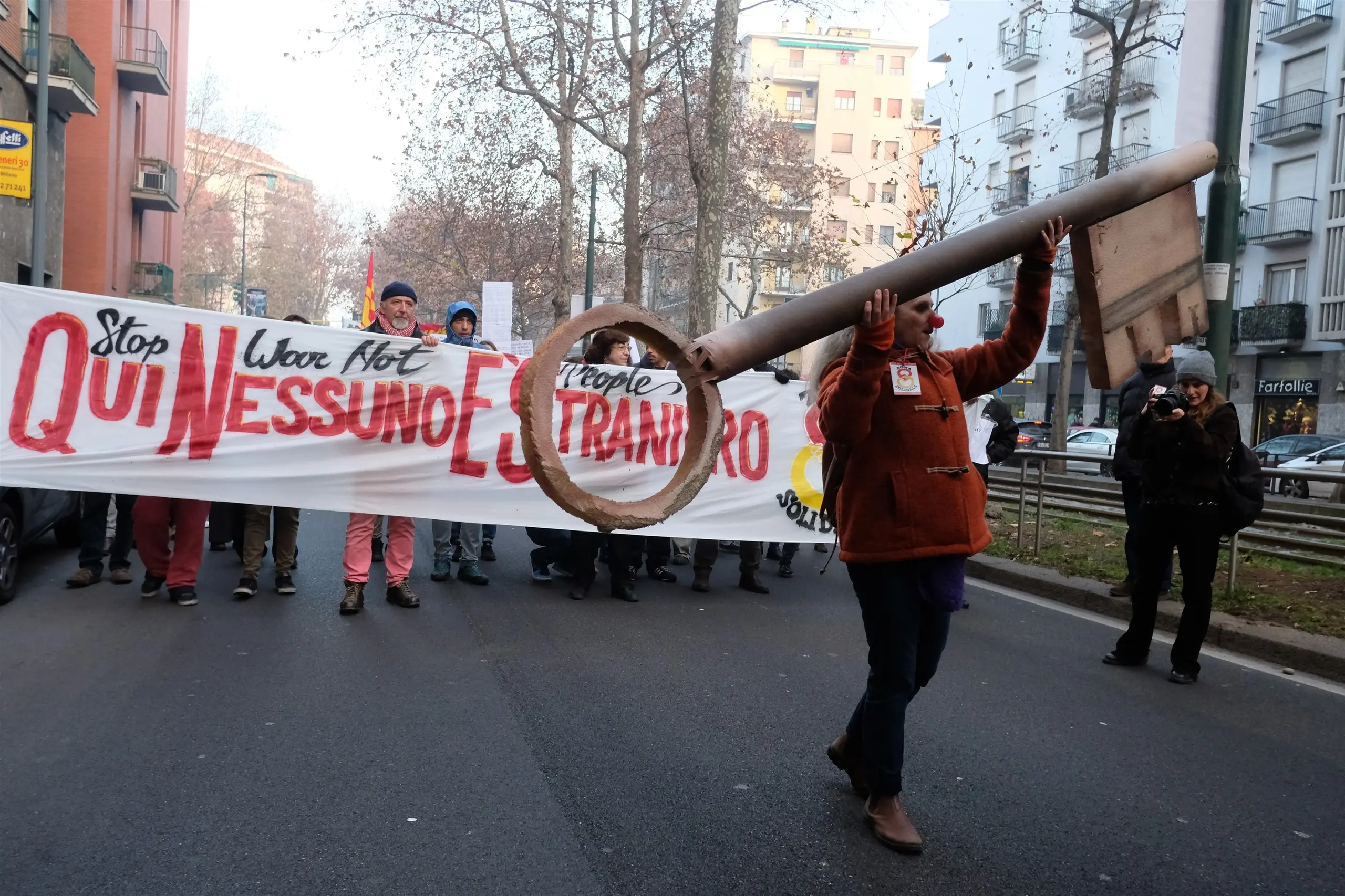 Migranti, corteo solidale e festa con gli ospiti della caserma Montello/ FOTO
