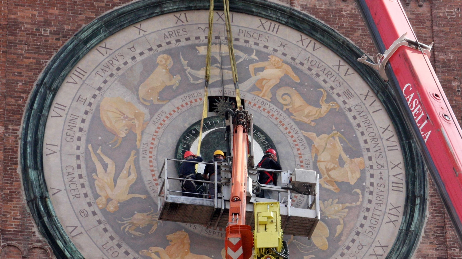Operai impegnati con l'orologio del Torrazzo di Cremona