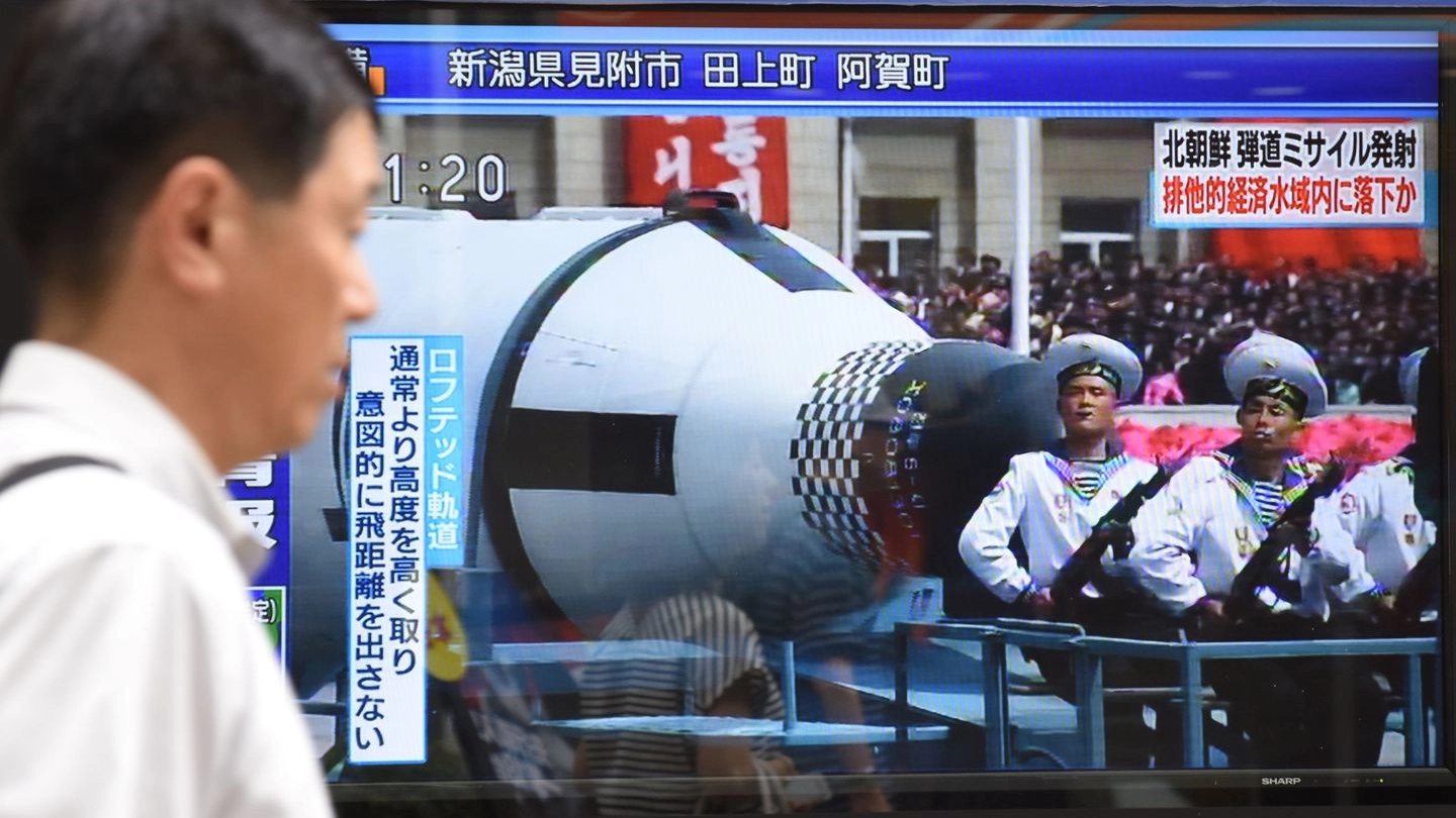 Una tv giapponese trasmette la notizia del lancio missilistico della Corea del Nord (Afp)