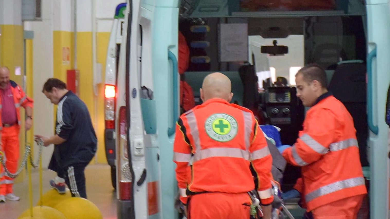 L'uomo è stato soccorso e portato in ospedale L'uomo è stato soccorso e portato in ospedale
