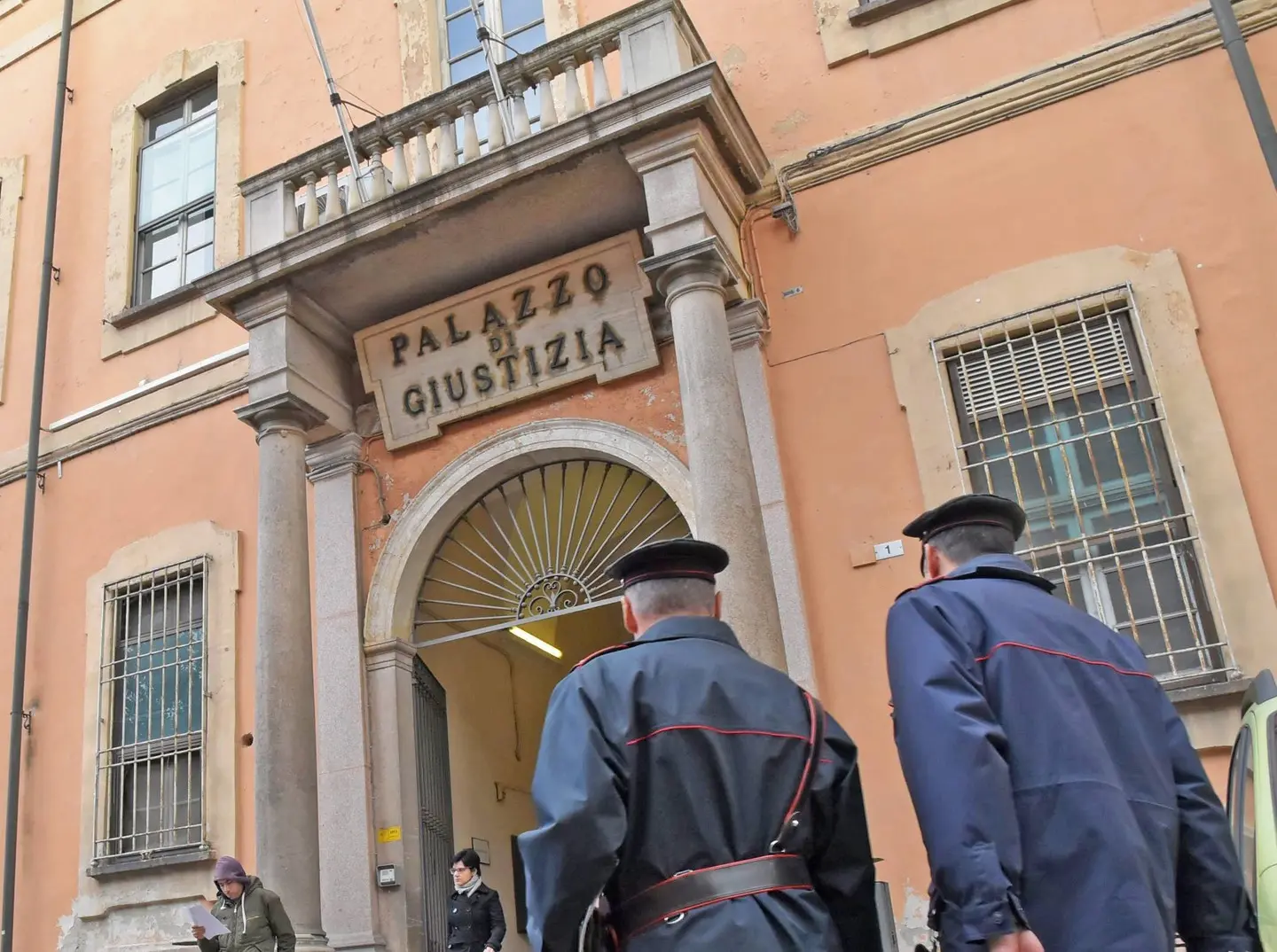 Lei lo lascia, lui vuole farla lapidare: "Vieni in Iran, ti aspetta il processo"