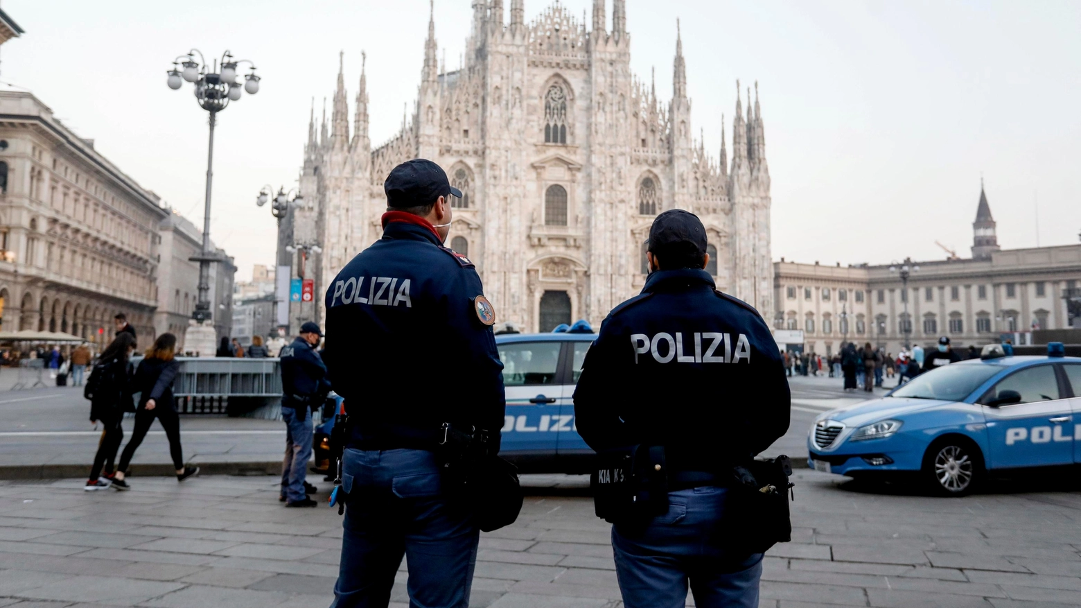 Una pattuglia della polizia di Stato in piazza Duomo