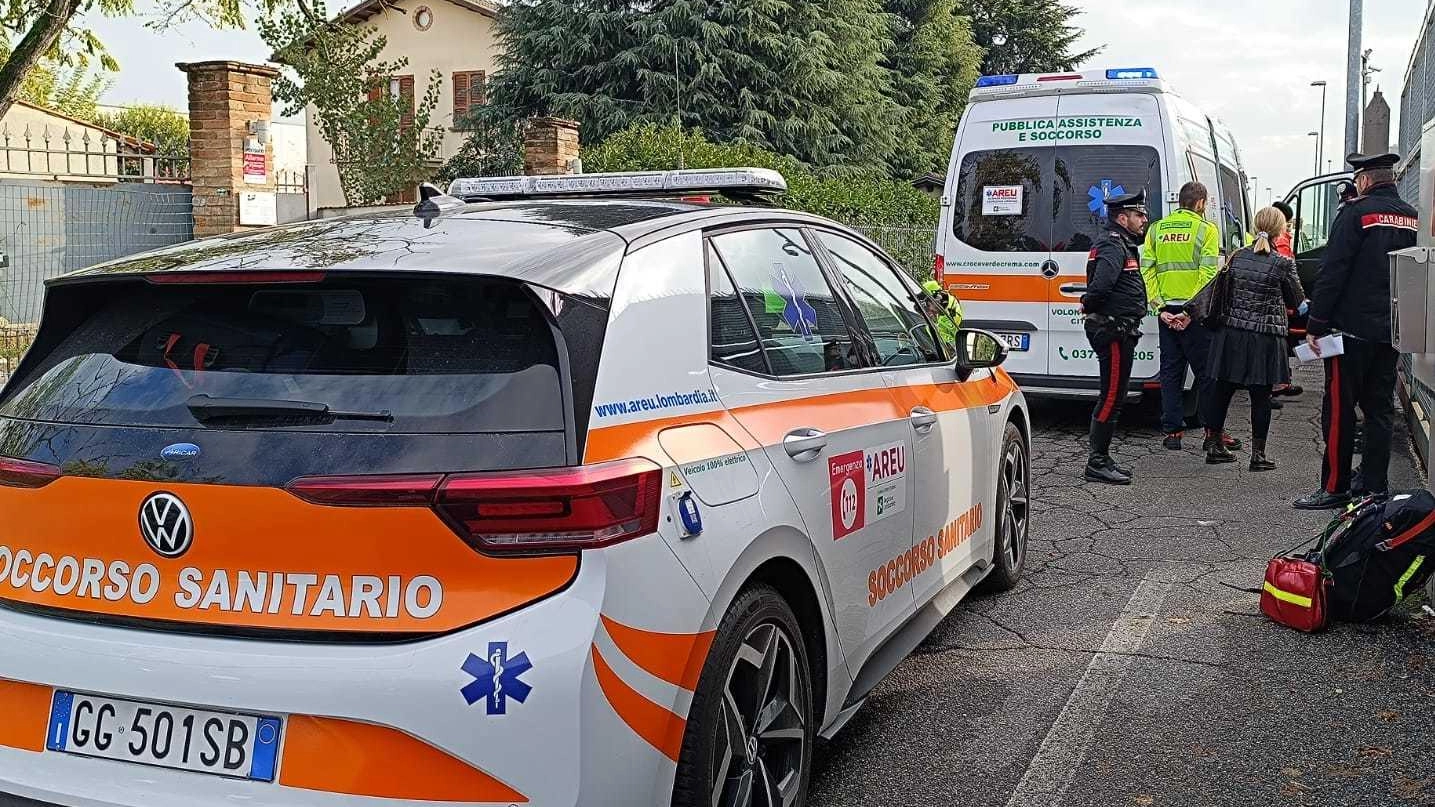 Uno colpito dagli infissi l’altro da un furgone: due operai in ospedale Uno colpito dagli infissi l’altro da un furgone: due operai in ospedale