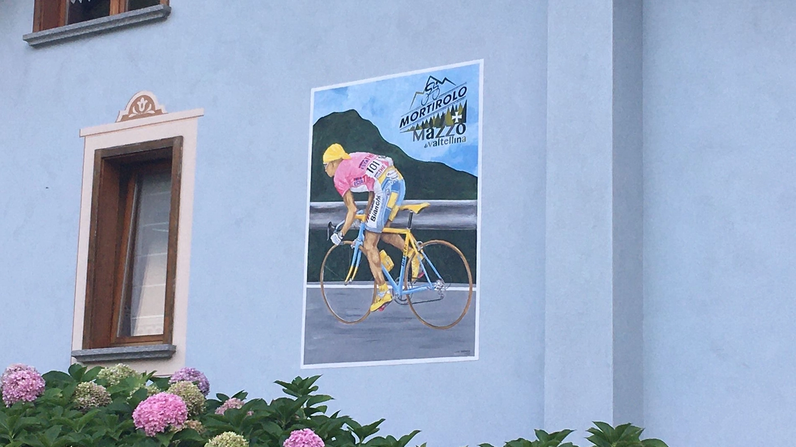 Il murale di Pantani sulla salita del Mortirolo, chela famiglia Rocchetti ha fatto dipingere sulla parete di casa