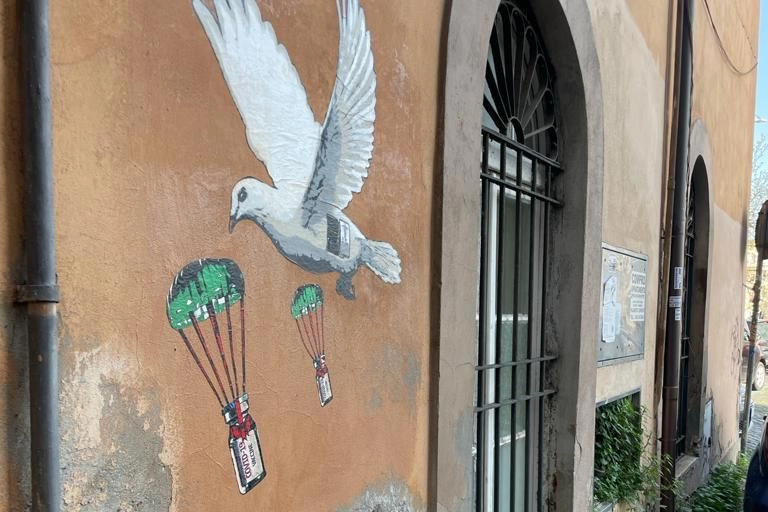 Un disegno dell'artista Harry Greb e' spuntato "simbolicamente" al ministero della Salute.