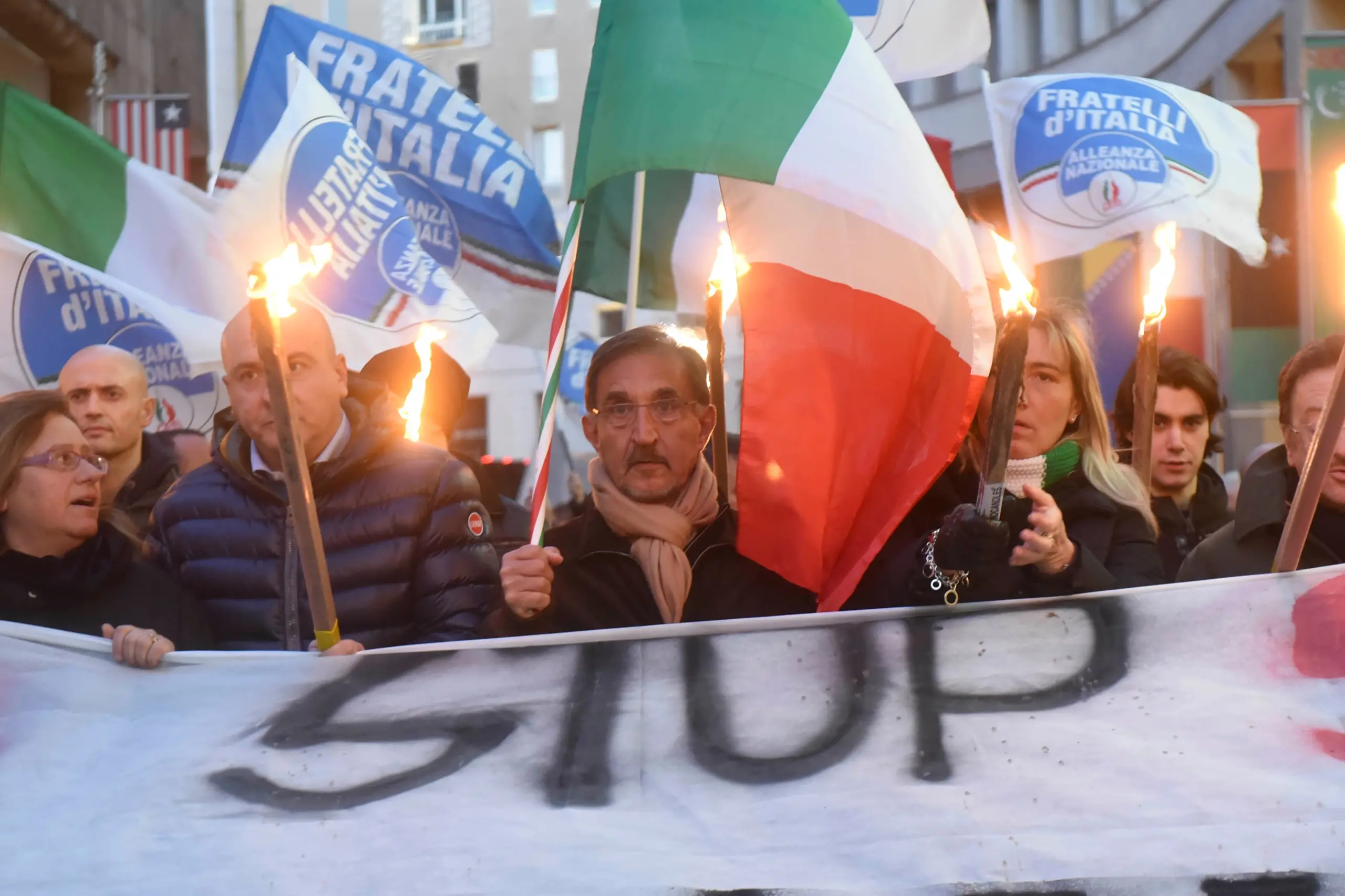 Fiaccolata FdI e AN a Milano: "Stop agli sbarchi immigrati, fermiamo l'Isis"