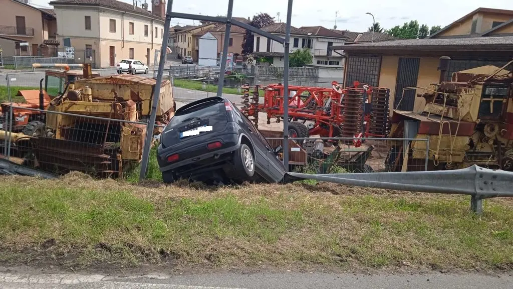 Borghetto Lodigiano, auto contro un deposito Borghetto Lodigiano, auto contro un deposito