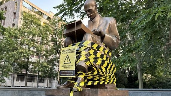 "Ecovandali a Milano, blitz anti-Montanelli: il commento"
"Ecovandali a Milano, blitz anti-Montanelli: il commento"