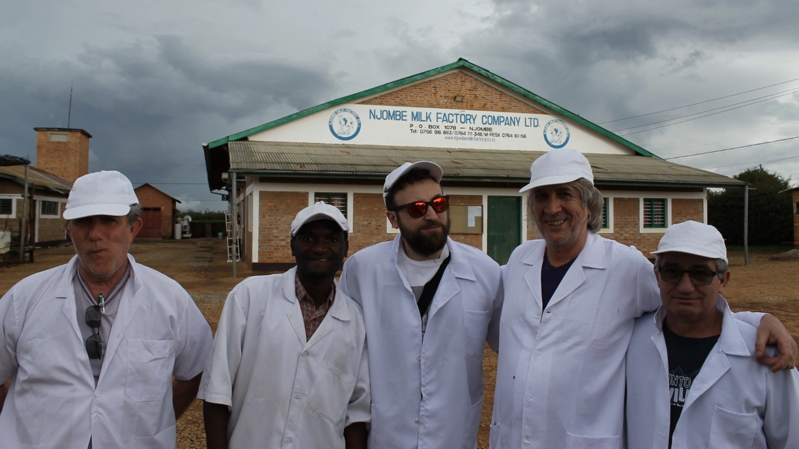 Dargen D'Amico nella Milk Factory di Njombe, in Tanzania