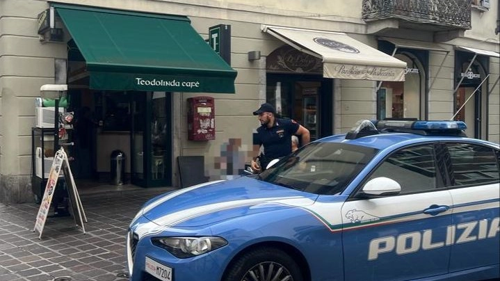 Una volante della Polizia fuori da un locale del centro Una volante della Polizia fuori da un locale del centro