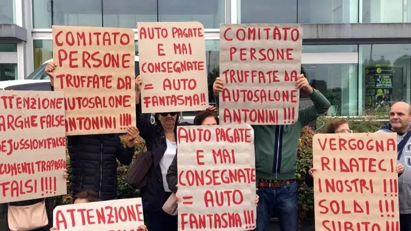 La protesta dei truffati dall'autosalone La protesta dei truffati dall'autosalone