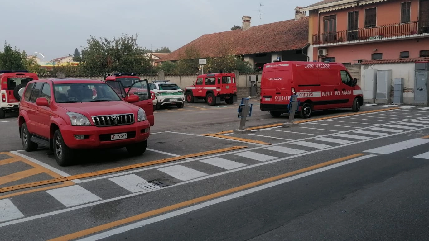 Le squadre di soccorso davanti al municipio di Graffignana Le squadre di soccorso davanti al municipio di Graffignana