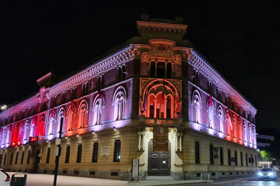 Il palazzo del comune con i colori di San Magno