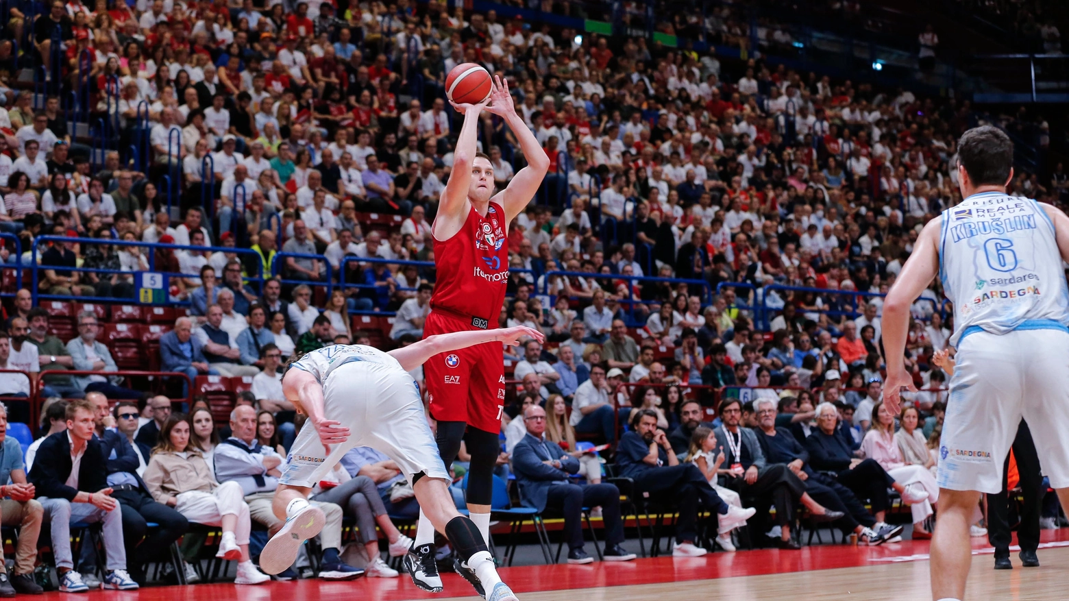 Basket, semifinale scudetto: l’Olimpia schiaccia Sassari 95-72