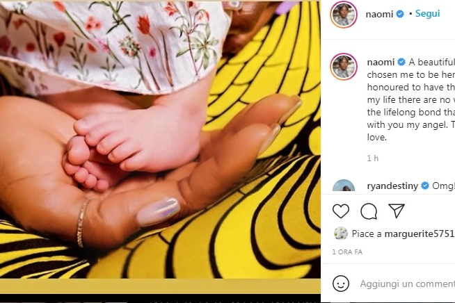 Naomi Campbell tiene i piedini della sua bimba (foto Instagram)