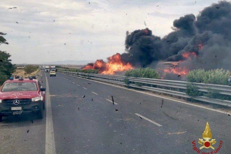 autocisterna esplosa a Candela (foto Vigili del fuoco)