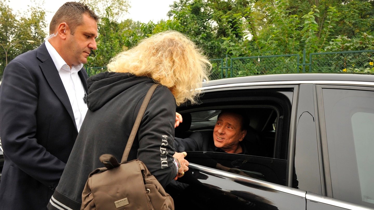 Silvio Berlusconi insieme alla pasionaria azzurra Marie Noelle Joyceky fuori dalla Sacra Famiglia di Cesano